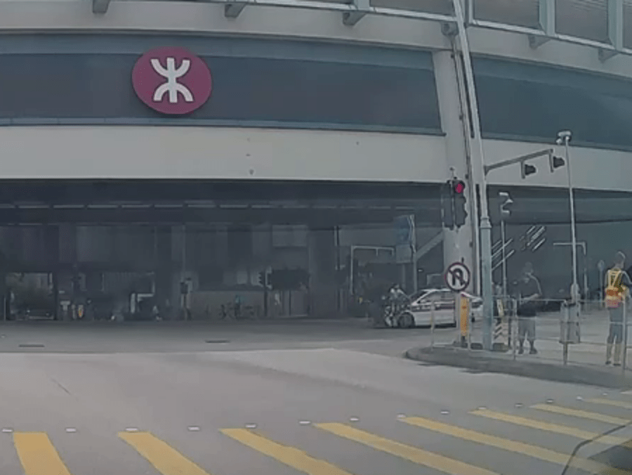 電動單車突然衝出，警車收掣不及攔腰撞飛。FB：元朗鄉約