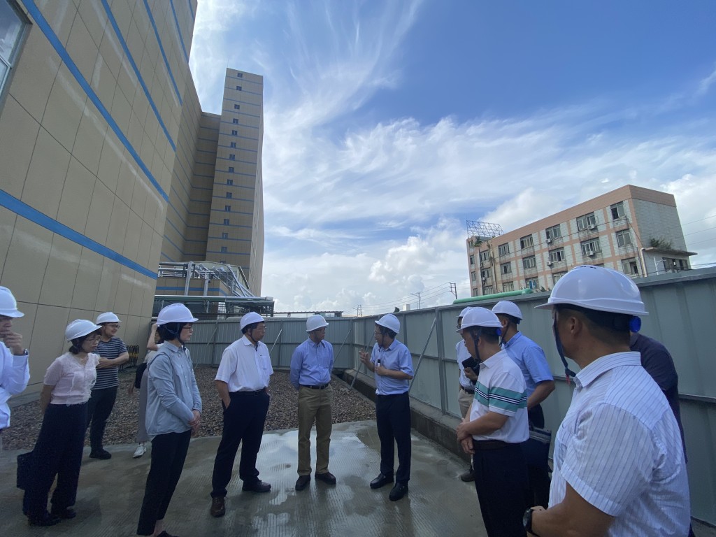 謝展寰（左五）昨日早上到廣州市南沙區參觀一個高樓養豬場項目。政府新聞處圖片