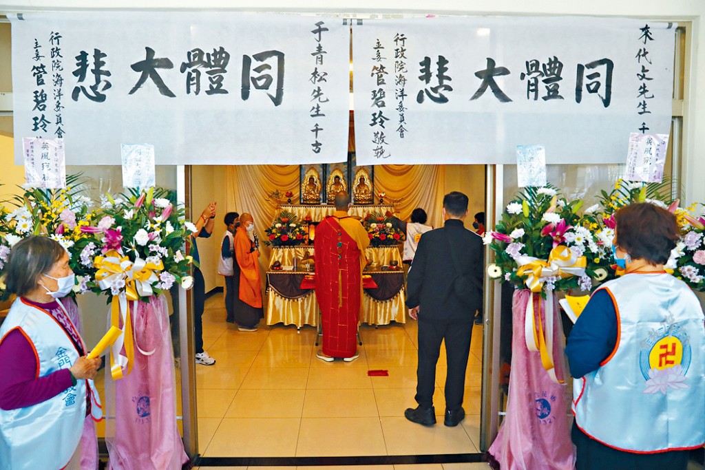 台灣當局昨為遇難大陸船員舉行頭七法會。