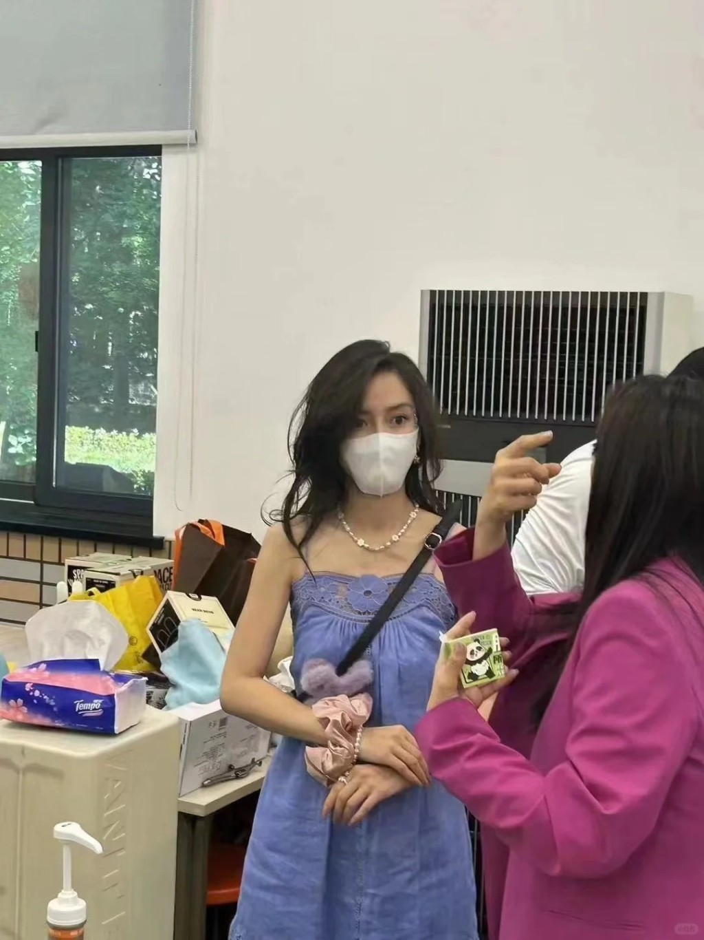 近日网上疯传多张Angelababy性感现身小海绵就读的上海中学国际部的义卖活动。