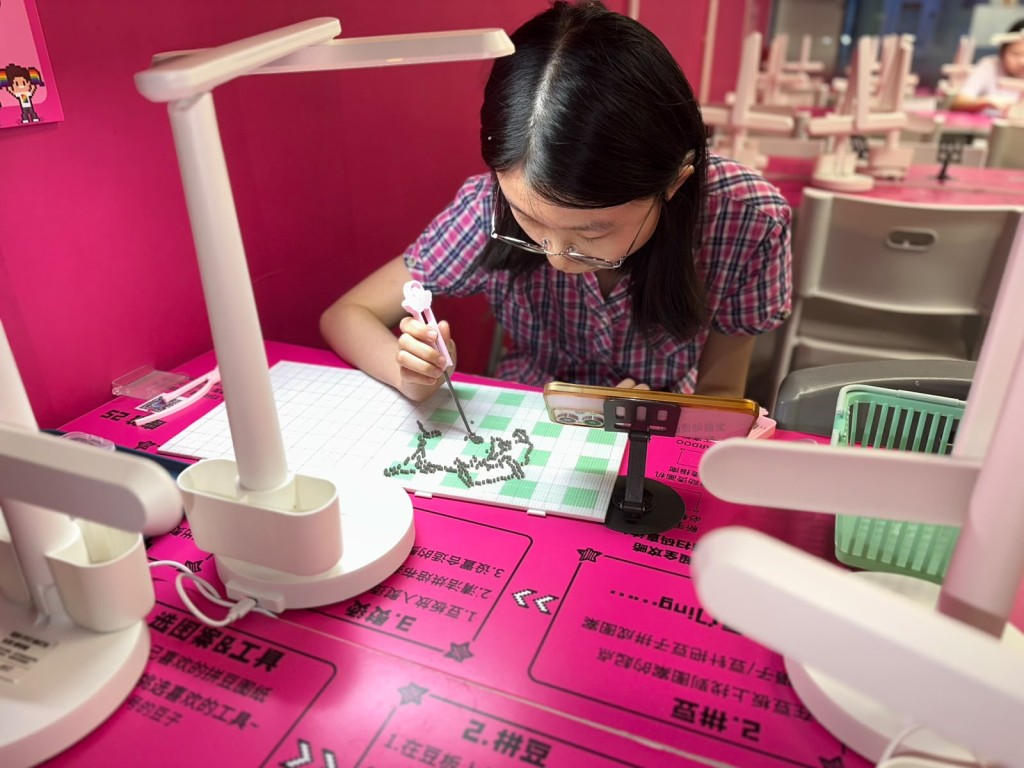 她透露,店內有44個座位,暑假期間每天至少有22個以上座位有訂單,單計7月有3.5萬元營業額。 她透露,店內有44個座位,暑假期間每天至少有22個以上座位有訂單,單計7月有3.5萬元營業額。