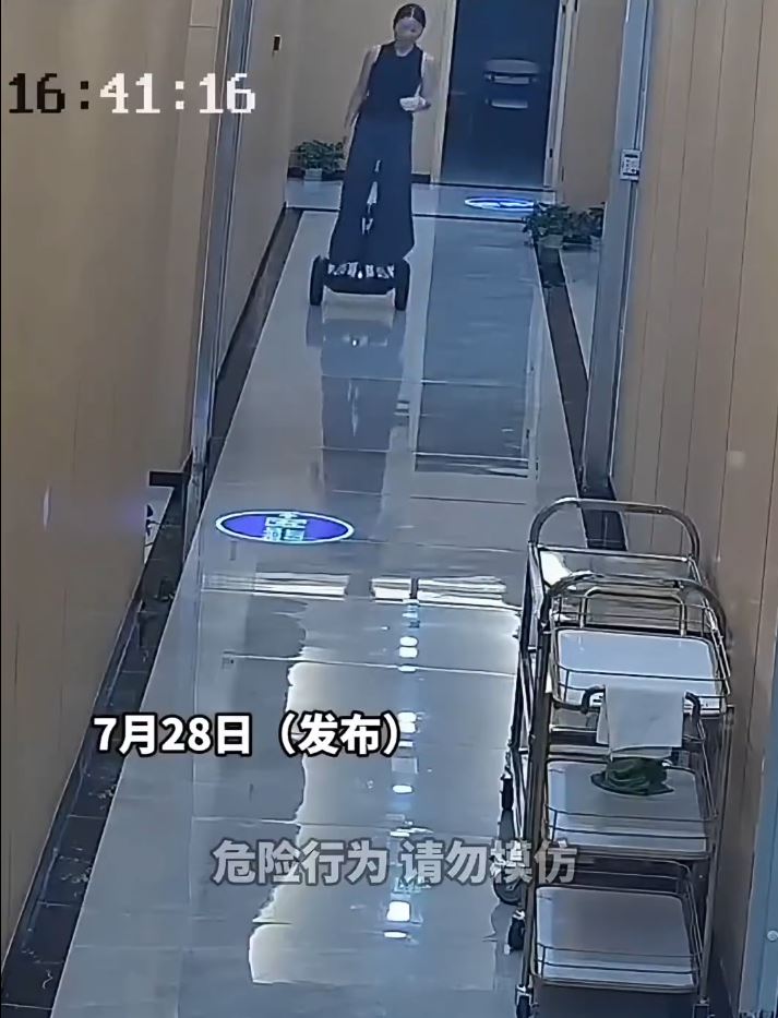 懷孕黑衣女在室內駕平衡車，與人相撞後小產。微博