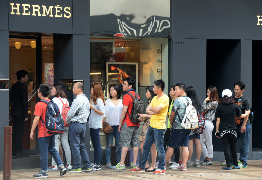 尖沙嘴廣東道一帶名店排滿到來買手袋的拖篋客。(資料圖片)