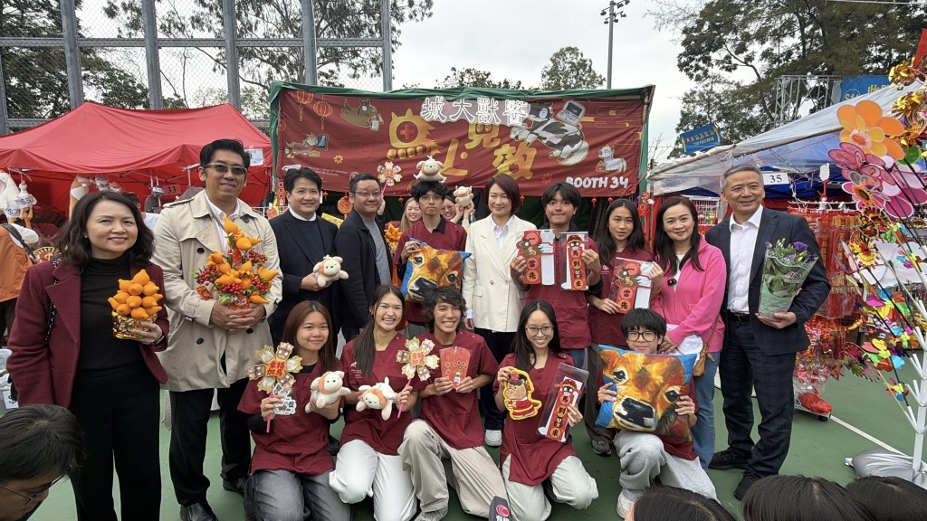 范駿華「幫襯」城大獸醫學生買了他們自家設計的公仔及抹手巾。