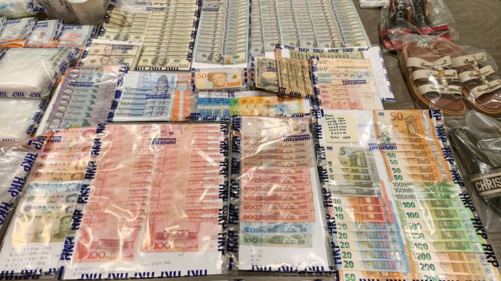 警方在啟德一單位檢獲110萬元現金，名貴手錶手袋等，相信為販毒集團的犯罪得益。黃文威攝