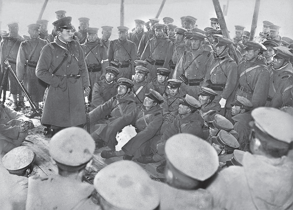 1936年2月26日的第1師團叛軍士兵們，左立者為丹生誠忠中尉（後遭處死刑）。（維基百科圖片）