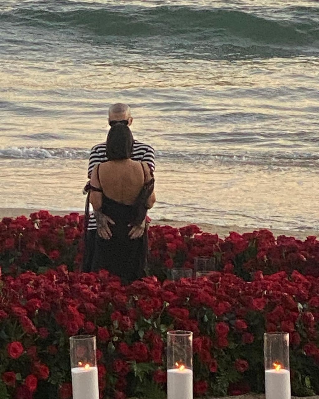 在沙滩求婚。