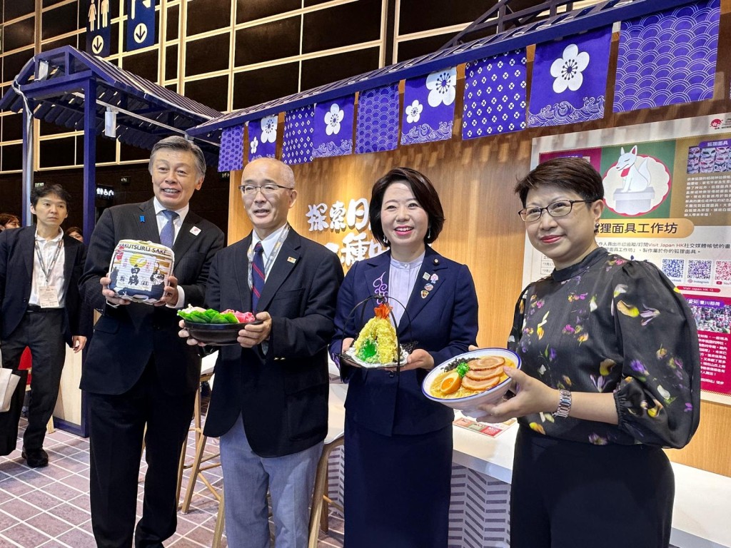 自見英子參觀「探索日本一口一種味道 日本寶藏美食圖鑒」攤位。黃鈺鈞攝