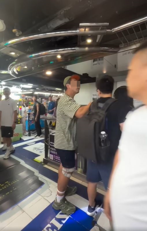 綠帽男出手推撞黑衫情侶。