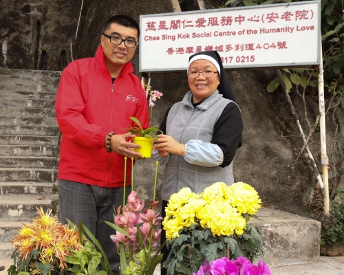 義工隊成員將年花轉送予一所安老院的代表。新聞處圖片