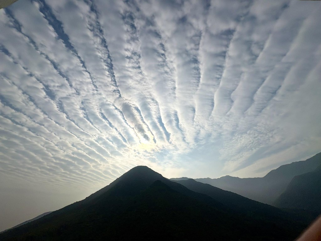 雲層整齊裂開 現實版「天國的階梯」 驚現東涌上空 天文台解構浪漫成因。香港天文台fb截圖(攝:Soda Leung / 2025年5月2日 / 東涌 / #CWOS) 雲層整齊裂開 現實版「天國的階梯」 驚現東涌上空 天文台解構浪漫成因。香港天文台fb截圖(攝:Soda Leung / 2025年5月2日 / 東涌 / #CWOS)