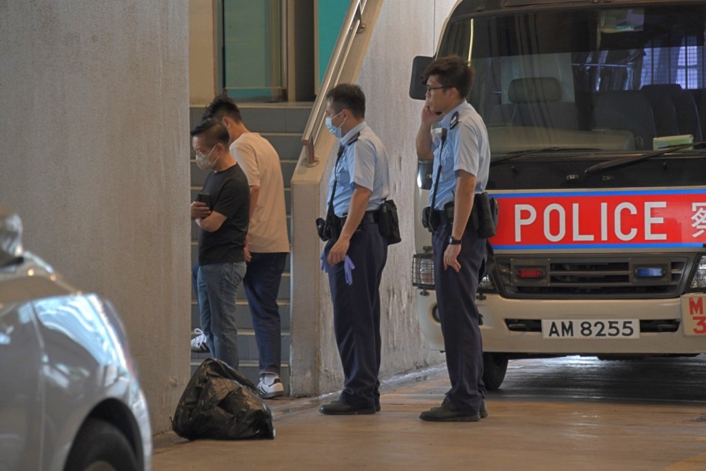 一名男子到水警基地認屍。楊偉亨攝