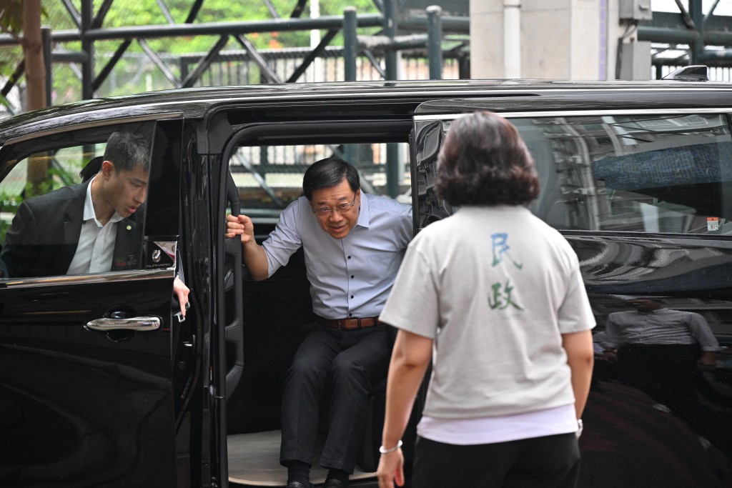 李家超今日(26日)联同民青局局长麦美娟等到深水埗落区。 李家超今日(26日)联同民青局局长麦美娟等到深水埗落区。