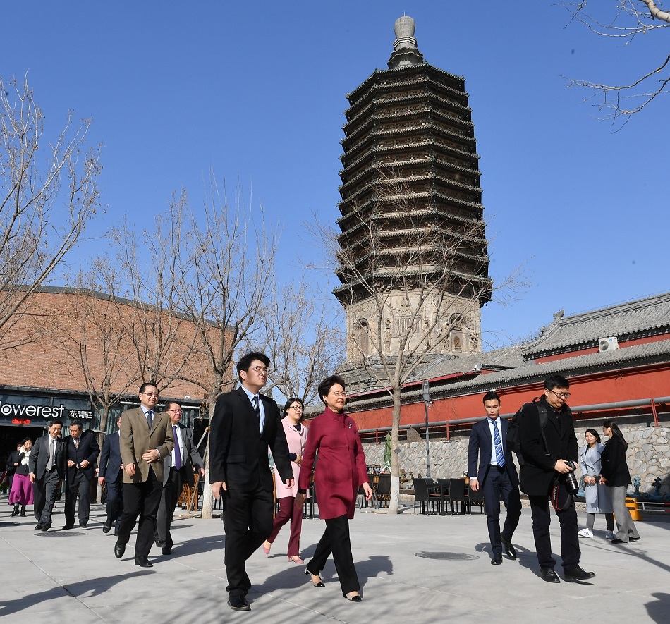 林鄭月娥（前左二）在北京參觀「天寧1號」文化科技創新園。新聞處圖片