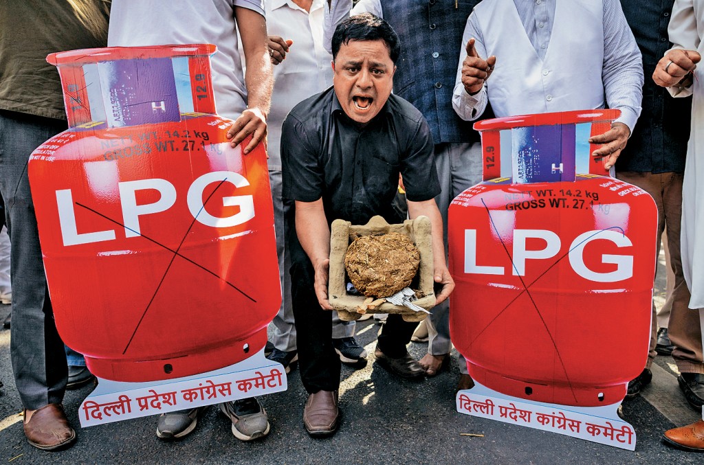 印度反對黨支持者在新德里抗議液化石油氣供應緊張，價格暴升。