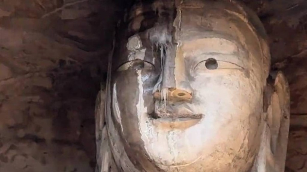 山西雲岡石窟頂部滲水，令大佛出現像「流鼻涕」的冰凌現象。