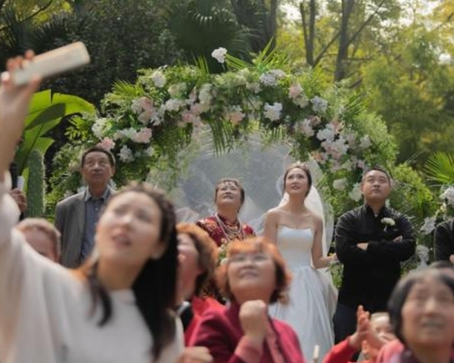 四川一對新人的婚禮上，有直升機在空中撒利是及鮮花，賓客看得目瞪口呆。(網圖)