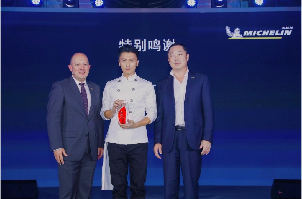 謝霆鋒曾於16年首次獲封「米芝蓮之友」，今年再度獲頒此榮譽，更成為全球首位未開餐廳就獲米芝蓮肯定的名人廚師。