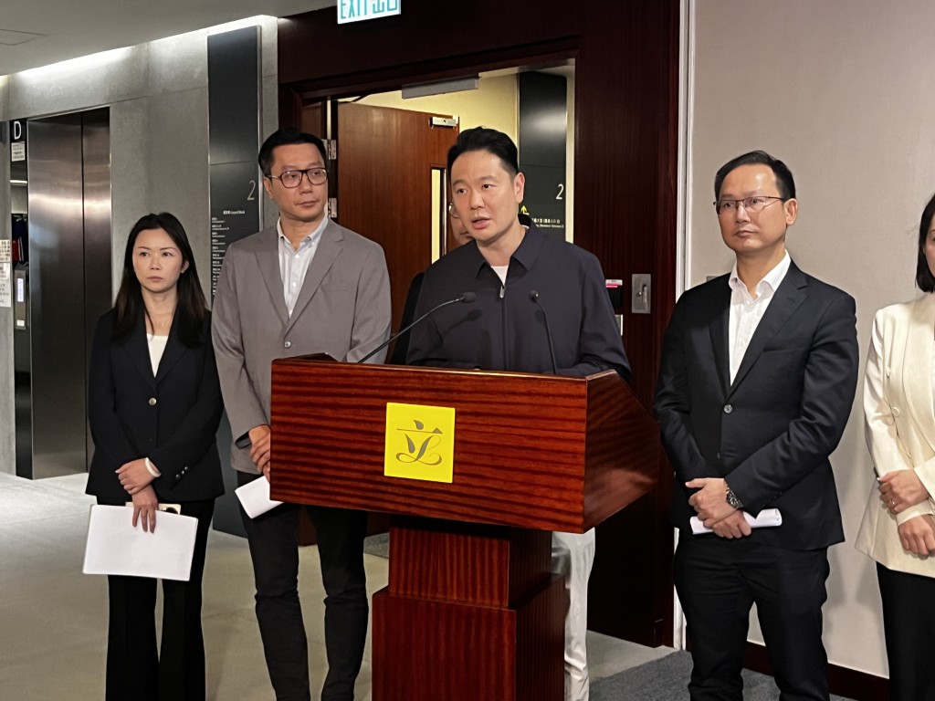 周浩鼎(中)表示,會上向局方表達多項意見,包括加強監管授權票、確保收受授權票的安排。 周浩鼎(中)表示,會上向局方表達多項意見,包括加強監管授權票、確保收受授權票的安排。