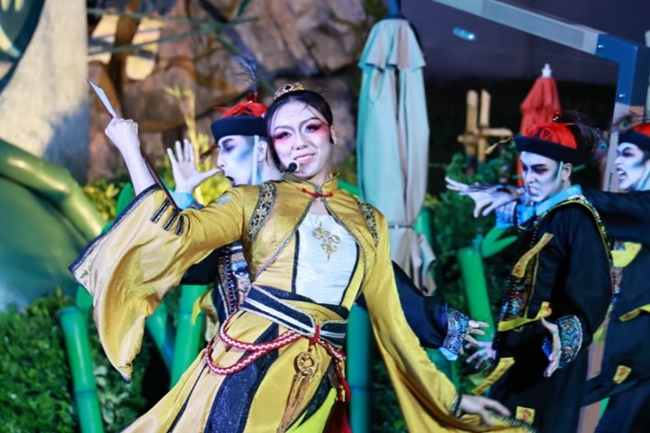袁絲珩穿上黃黑殭屍服飾揮動符咒熱舞,眼神超到位、毫無包袱。 袁絲珩穿上黃黑殭屍服飾揮動符咒熱舞,眼神超到位、毫無包袱。