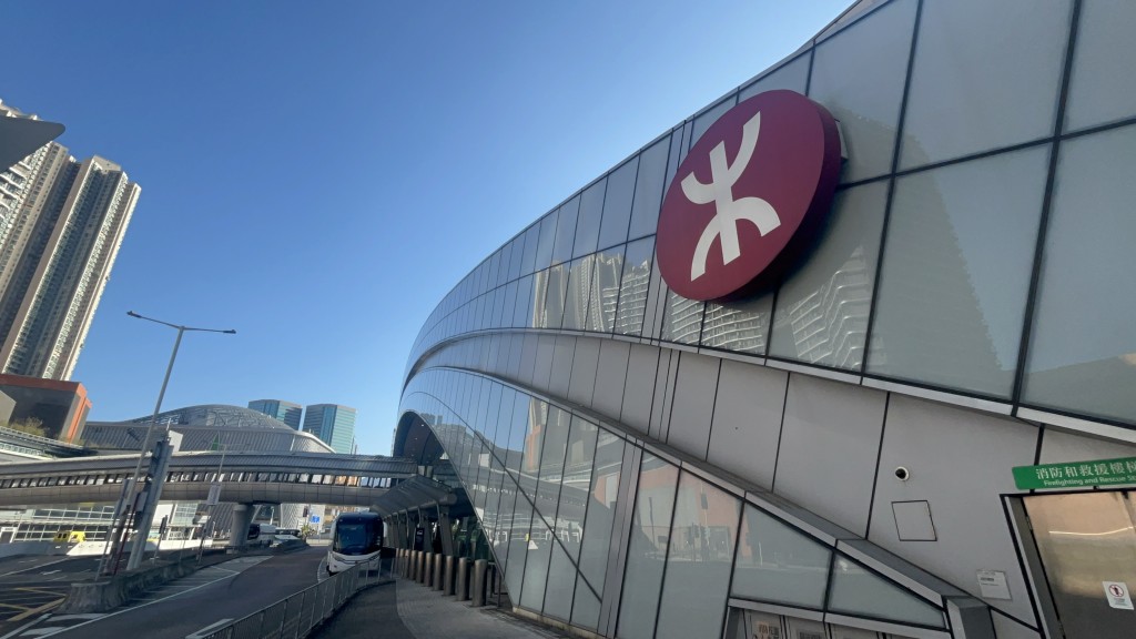 至2024年10月，被告經高鐵香港西九龍站再入境時被警方拘捕。資料圖片