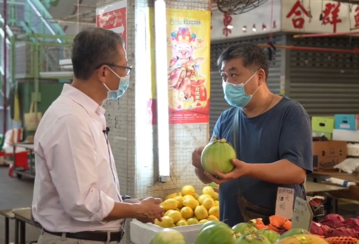 陳茂波揀生果。