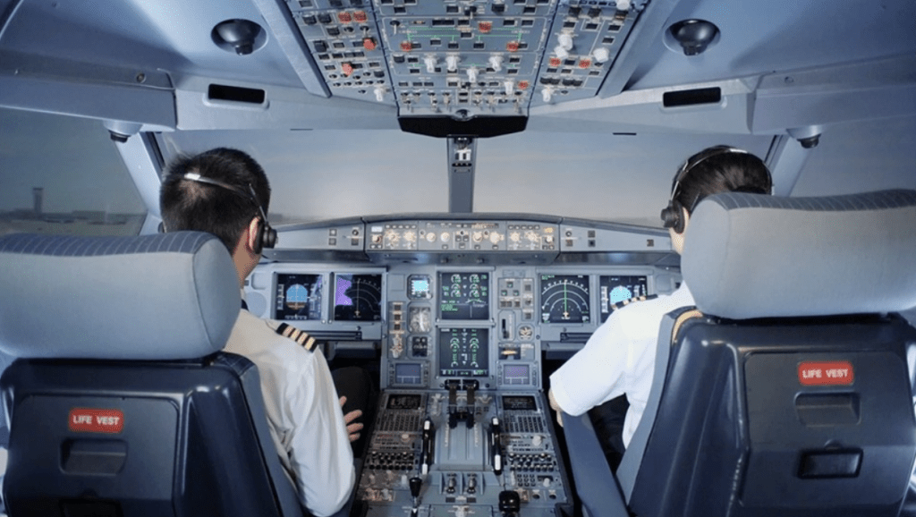 機師遇上氣流須隨機應變，有時會未必趕及向搭客提示。