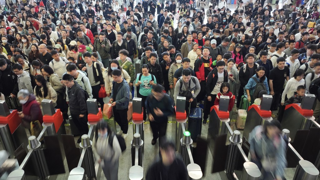 五一假期最后一天，全国铁路、公路迎来返程客流高峰。图为湖南衡阳东站候车室的进站人潮。 新华社
