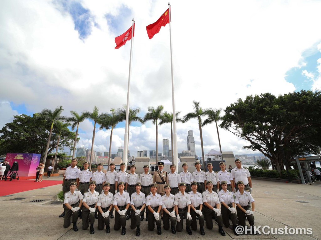 海關青年領袖團參與升旗禮。香港海關FB圖片 海關青年領袖團參與升旗禮。香港海關FB圖片