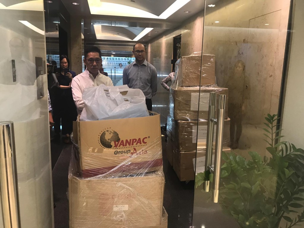 多箱物资被搬出走廊。