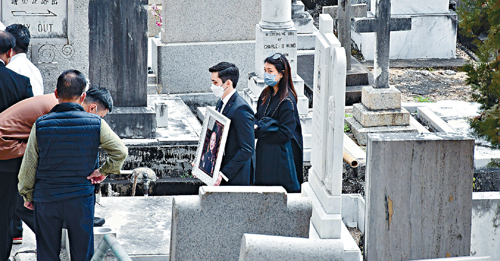 ■利孝和夫人的外孫捧着遺照，送靈柩到墓地，遺照中的利夫人笑容詳和。  
