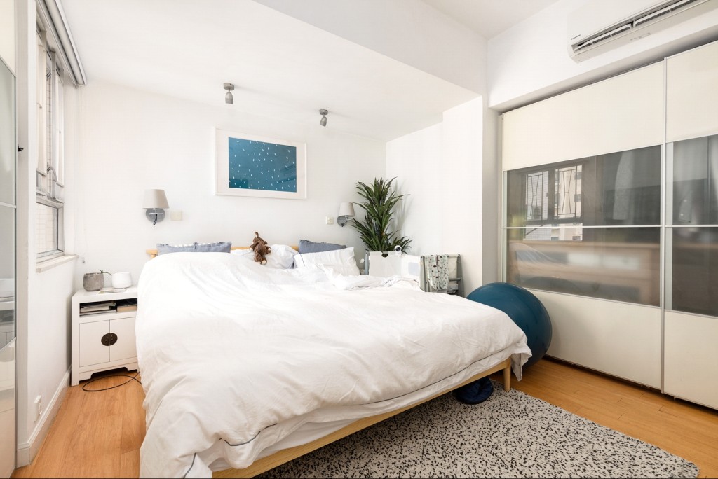 主人套房空間開闊，設有一列衣櫃。