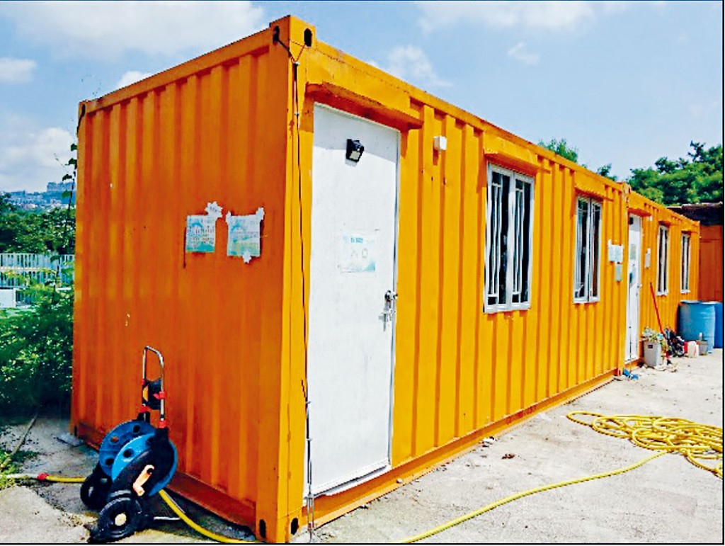 地政署發現一名租戶在用地上有一個搭建的貨櫃倉。