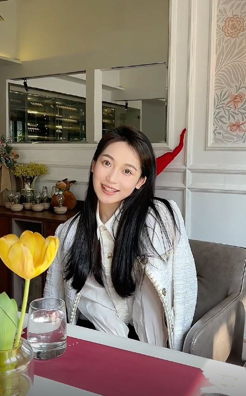 00後陶憶雯成為央視國際頻道黃金時段主播。抖音