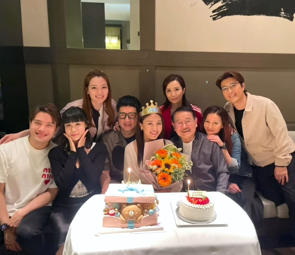 蘇韻姿生日網民細數缺席的成員,只有周嘉洛、袁文傑及劇中寵物「啤啤」。 蘇韻姿生日網民細數缺席的成員,只有周嘉洛、袁文傑及劇中寵物「啤啤」。
