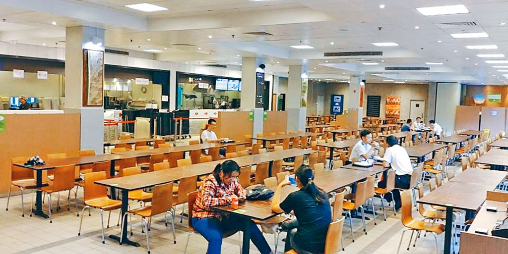 發生學生擲餐具爆粗斥罵職員的浸大學生飯堂。　