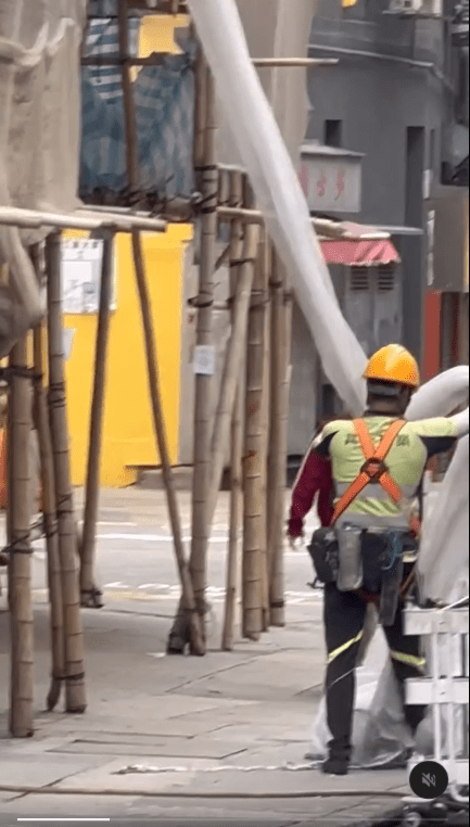 有網民留意到該工人身穿「其士建築」工作服，建議打電話去投訴。興華茶餐廳IG影片截圖