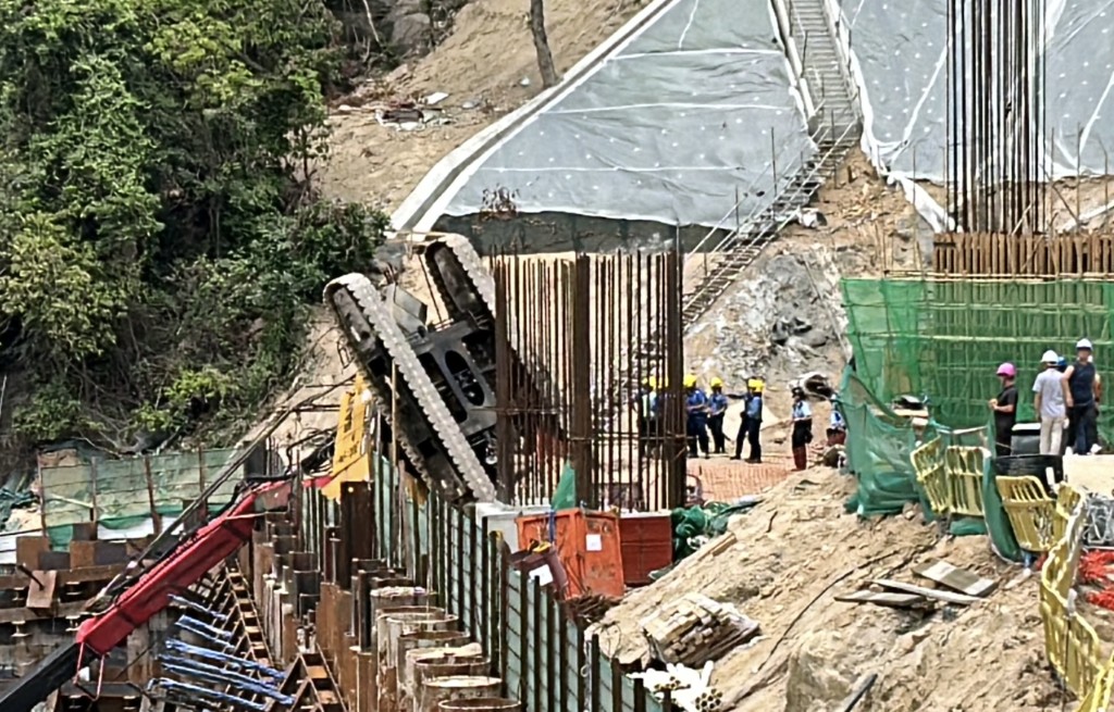 地盤吊機翻側，負責操作的男工受傷送院。林思明攝