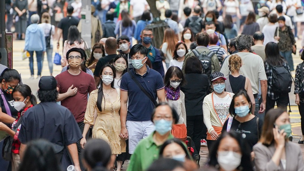 本港今年年中人口約729萬,較去年年中少約12萬人。 資料圖片