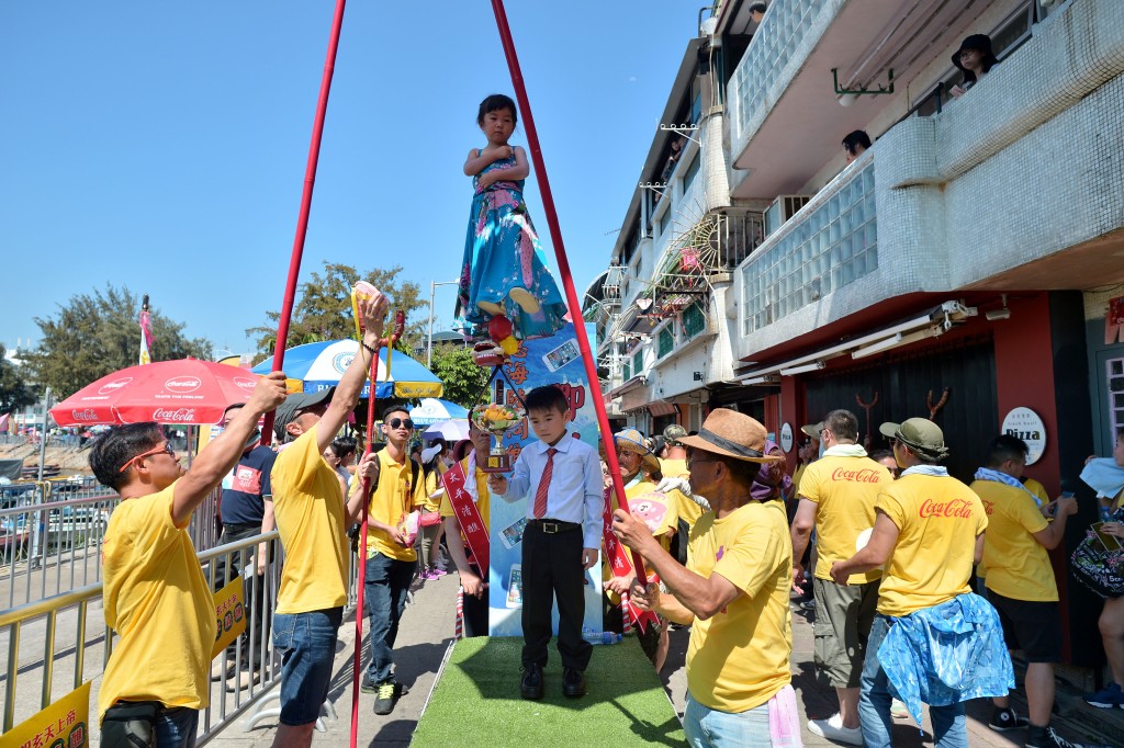 參與的「色芯」被綁在飄色上巡遊,要夠膽量。資料圖片 參與的「色芯」被綁在飄色上巡遊,要夠膽量。資料圖片