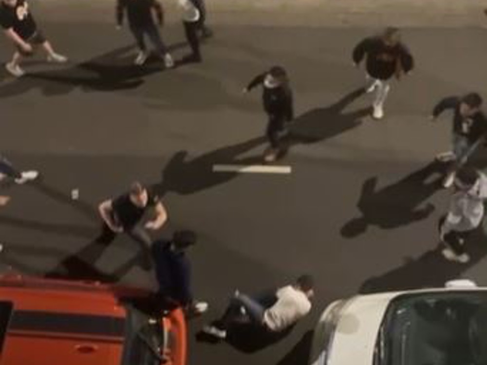 白衣男被推跌在地上並被人用腳踢頭。影片截圖
