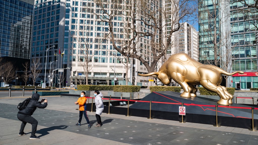 北京市金融街的「金牛」雕塑。 中新社