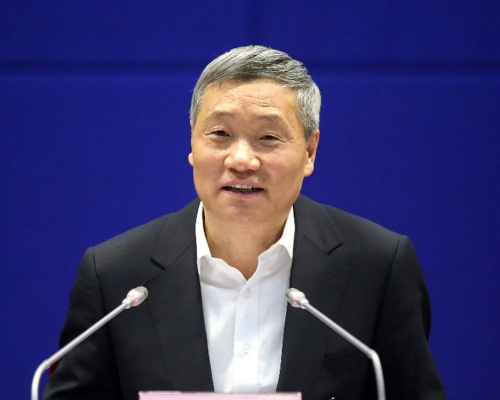 肖鋼指未來或有更多資金投向證券類的資產，包括債券及股票等。