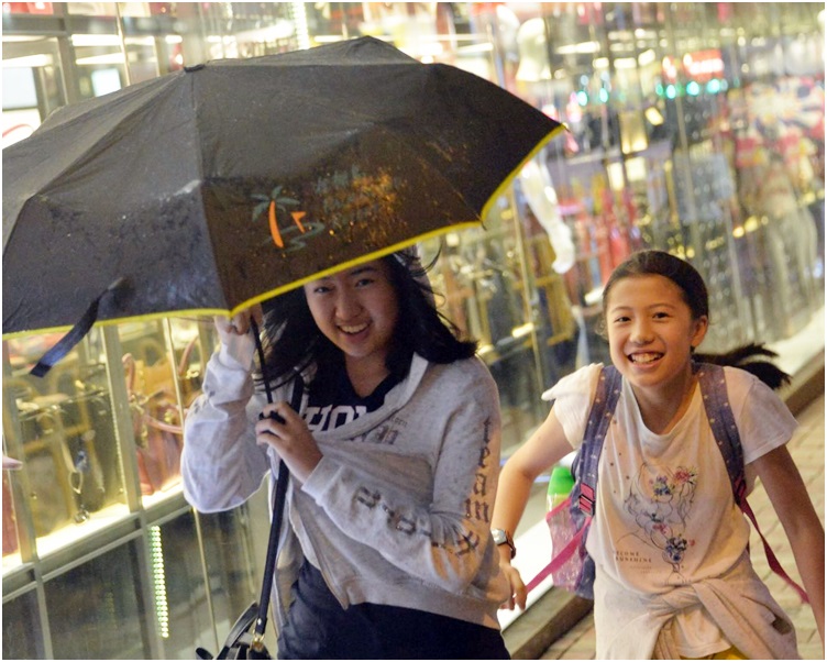 明日多雲,間中有驟雨及有幾陣狂風雷暴,稍後雨勢有時頗大。