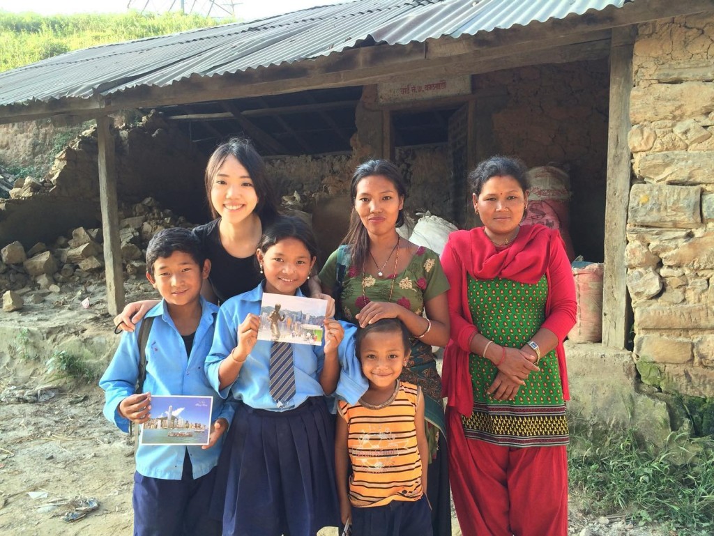 2015年時Sophia曾到尼泊爾做義工，與當地婦女交流，可謂愛心滿瀉。