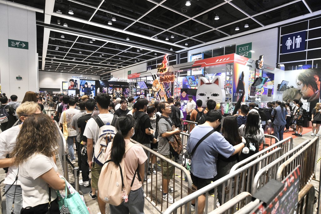 天文台早上一度發出黑色暴雨警告,但動漫節人流依然暢旺。 天文台早上一度發出黑色暴雨警告,但動漫節人流依然暢旺。