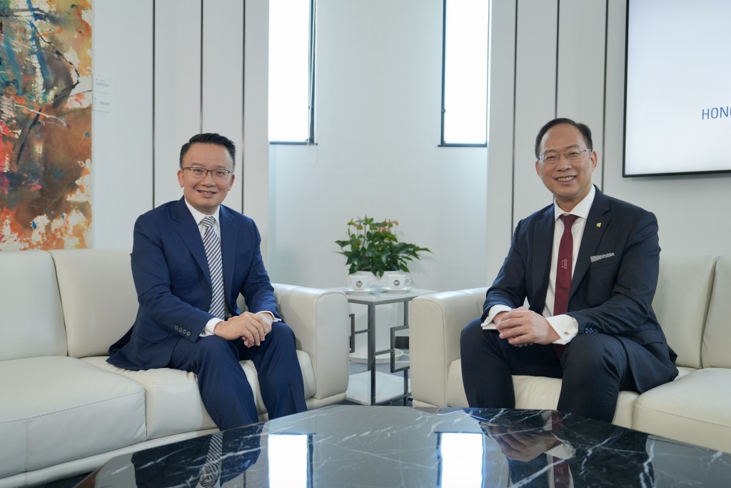 香港浸會大學校長衞炳江(左)、節目主持人陳曉峰(右)。 香港浸會大學校長衞炳江(左)、節目主持人陳曉峰(右)。