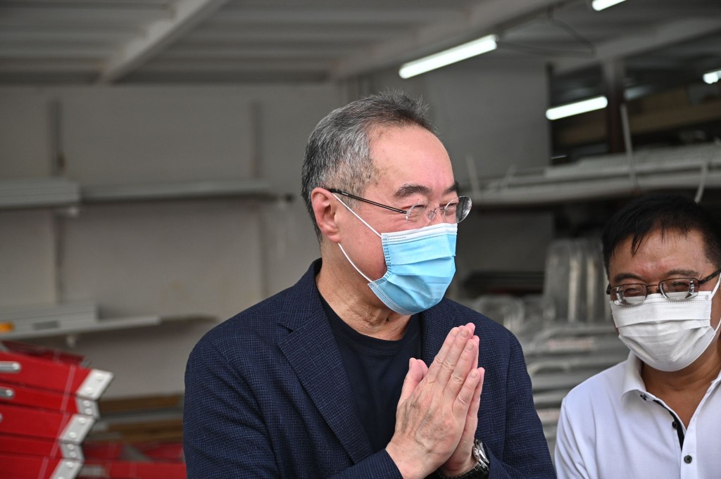 唐英年下午到土瓜灣探訪一家鋁業中小企,表示希望能逐步通關。