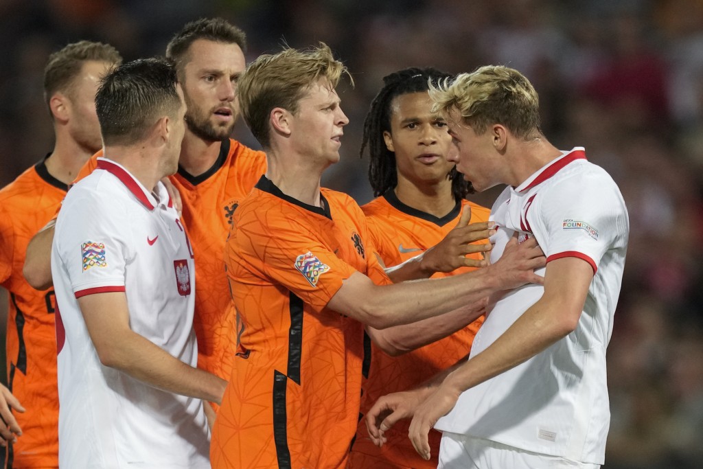 荷蘭(橙衫)逼和波蘭(白衫)2：2。AP