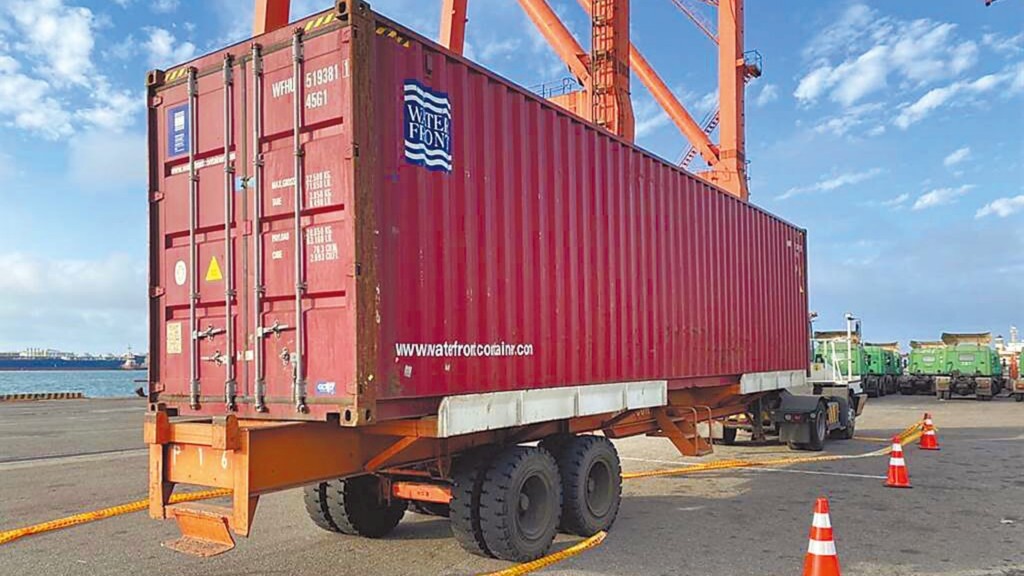 警方封锁空货柜调查。中时